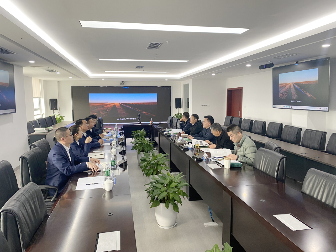 公司黨委副書(shū)記 、總經(jīng)理徐文忠到中石油四川油建公司開(kāi)展座談交流